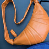 KIylethomasw Ox Horn Bag New Leather Niche Commuting Versatile Diagonal Cross Dumpling Bag, Simple and Casual Large Capacity Praiseworthy Bag